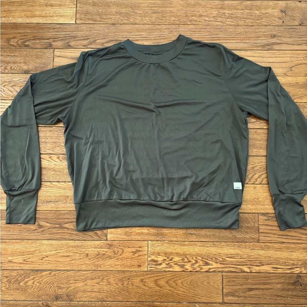 Vuori small women’s long sleeve crew neck shirt. Olive green.